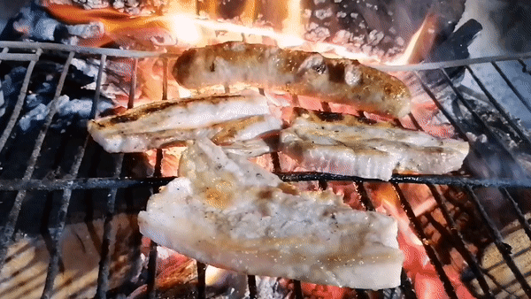 Preparant carn a la brasa a Taverna del Subirà